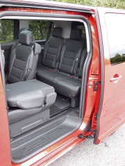 peugeot-Posuvné dveře na obou stranách vozidla umožňují výborný přístup ke třetí řadě sedadel