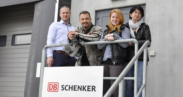 „Pavel Suchý a tým DB Schenker“: Benjamin Chladny, manažer leteckých přeprav DB Schenker Slovensko, Pavel Suchý, Daniela Bubeníčková, námořní oddělení, Jana Lugarová, odd. celní deklarace