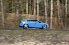 Verze Polestar je připravena nejen pro sedan S60, ale také pro kombi V60. Modrá barva je charakteristická, ale v nabídce jsou i další odstíny