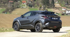 Toyota C-HR je extravagantní, ale vyvážená. Její kvality ji vynesly do finále volby Vozu roku 2017 (COTY)