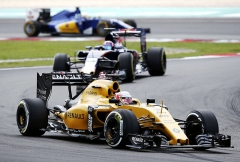 Kevin Magnussen (Renault RS16), rovněž jezdec druhé generace F1 (syn Jana, který nadále startuje se sportovními vozy Gran Turismo)