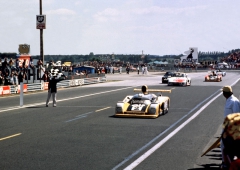 Alpine-Renault A442 při triumfu ve 24 h Le Mans 1978, poháněný šestiválcem, z něhož u Renaultu odvodili motor formule 1