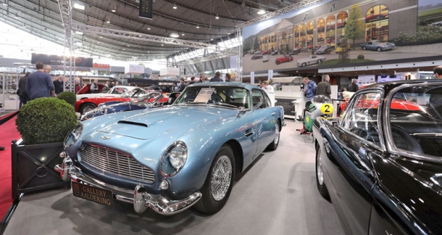 Aston Martin DB5 je přitažlivé GT ze 60. let, proslavené filmy o Jamesu Bondovi. Zadní kola roztáčí šestiválec 4,0 litru o výkonu 282 koní