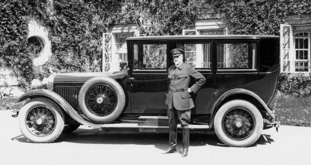 Tomáš Garrigue Masaryk s vozem zapózoval 3. května 1926 před zámkem v Lánech