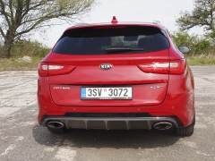 kia-Horní zadní spoiler a dva mohutné (funkční)výfuky avizují sportovní ambice vozidla