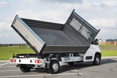 Podvozek Peugeot Boxer, třístranný sklápěč Cantoni montuje Auto-Tech