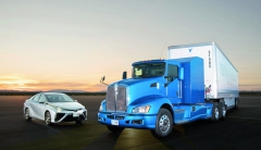 Co má společného osobní vůz Toyota Mirai a zkušební tahače Kenworth T660 Fuel Cell H2? No přeci systém vodíkového pohonu. V tahači je pouze oproti osobnímu vozu zdvojen.