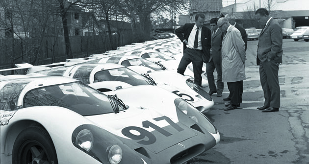 Konstruktér Ferdinand Piëch  (zcela vlevo) a jeho dílo Porsche 917 na dvoře automobilky v Zuffenhausenu.