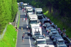 Většinou za kolony primárně může nehoda či opravované úseky. Někdy však také samotní řidiči.