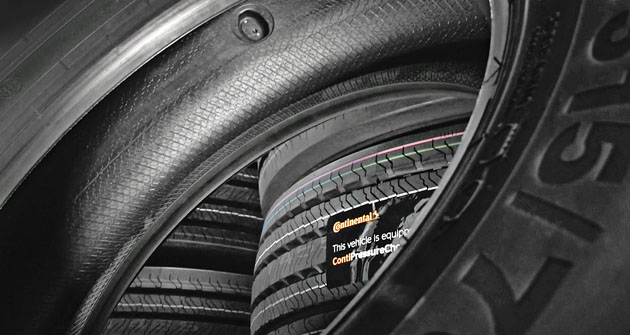 Snímač pneumatik ContiPressureCheck nainstalovaný přímo v pneumatice neustále monitoruje tlak a teplotu v pneumatikách