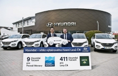 Prezident Hyundai MCZ Byung Kwon Sir slavnostně předává vedoucímu kanceláře Lesů ČR Janu Šmaterovi prvních 9 SUV Tucson