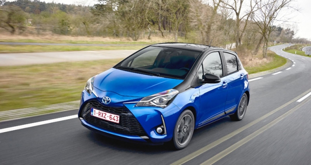 2017-toyota-yaris-hybrid-blue-dynamic-37 117614 2017-toyota-yaris-hybrid-blue-dynamic-37 117614
