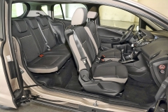 Hlavní devízou Fordu B-Max je absence sloupku B. Díky tomu je přístup ke všem sedadlům zcela pohodlný. Posuvné dveře se hodí zejména v omezených prostorech