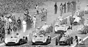 Na startu Velké ceny Francie 1954: v první řadě zleva dva vozy Mercedes-Benz W196 (Juan-Manuel Fangio a Karl Kling) spolu s Maserati italského mistra Alberta Ascariho