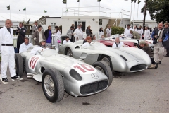 Hans Herrmann a Juan-Manuel Fangio II (synovec mistra světa) s vozy Mercedes-Benz W196 na Revivalu v Goodwoodu 2011