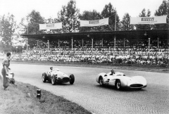 Karl Kling s aerodynamickou verzí W196 před Peterem Collinsem (Ferrari) na Monze 1955