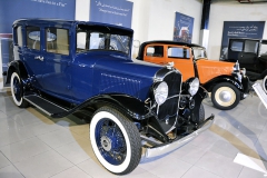 Vpředu modrý Plymouth (1932), za ním oranžový Fiat 509 (1925)