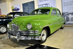 Packard (1941), v pozadí černý Pontiac Torpedo (1942)