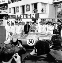 Jean Rédélé (v obleku) se svými jezdci před 24 h Le Mans 1968 u vozu A220 posádky André de Cortanze/Jean Vinatier