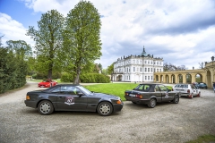 Automobily parkují v areálu zámku Ploskovice. Několik z nich pocházelo i z 90. let, například Mercedes SL