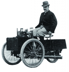Hrabě Albert de Dion byl na začátku automobilismu jedním z největších exponentů. Založil první automobilku na světě, vyvinul svůj vlastní spalovací motor, závodil, založil Automobilový klub Francie a samozřejmě byl také u toho, když se rozhodovalo o obsazení závodu Peking-Paříž v roce 1907. Ostatně jako jediný ze všech obsadil závod dvěma svými automobily.