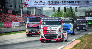 Tatra  v čele smečky závodních tahačů v Číně.