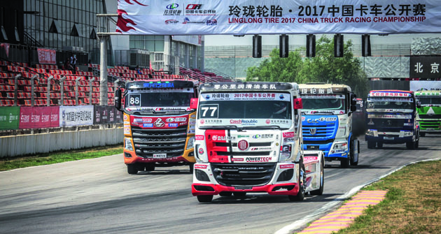 Tatra  v čele smečky závodních tahačů v Číně.