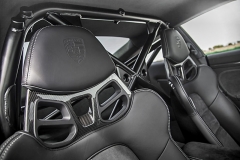 Skořepinová sedadla mají nosnou strukturu z uhlíkových kompozitů (vlevo). Verze 911 GT3 je integrována do širší karoserie verzí s pohonem všech kol (vzadu +44 mm)