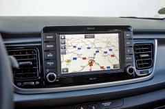 Rozměrný displej moderní navigace, známé i z ostatních vozů koncernu Hyundai/Kia.