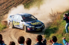 Barvy cigaretové značky 555 od společnosti BAT se staly pro Subaru jednoznačným rozeznávacím znakem. Zde Colin McRae na Rally Sanremo 1994