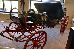 Koleska (kočár se sníženým nástupem) zhotovená roku 1885 v pařížské dílně Rostaing vozí erb knížete Karla III. (1856 – 1889) z rodu Mantignon-Grimaldi