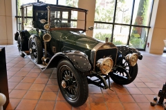 Grandiózní „vert“ Napier T78 z roku 1914 s karoserií Coupe Chauffeur karosárny Carrosserie Cunard. Pro jeho barvu, díky sportovním úspěchům vozů stejného typu, se vžil název „The British Racing Green“