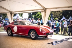 Ferrari 275 GTB od karosárny Scaglietti pohání motor V12 3,3 l o výkonu 280 až 300 koní