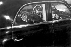 Pohled do interiéru automobilu VOS s prosklenou přepážkou za řidičem