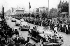 Otevřený VOS (uprostřed) a Mercedes-Benz 770 v létě 1957 v Bratislavě