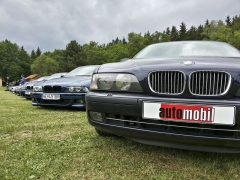 Automobil se stal mediálním partnerem setkání a měl zde i své želízko v ohni v podobě redakčního sedanu BMW 523i z roku 1998 v zachovalém a naprosto původním stavu