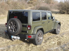 jeep-Plnohodnotná rezerva na zádi Wrangleru je upevněna na mohutných držácích