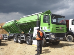 Tatra Phoenix s valníkovou nástavbou a valníkovým přívěsem