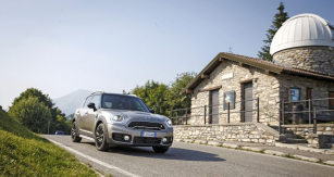 Zpředu se plug-in hybridní verze Mini Countryman pozná podle žlutého S na masce chladiče