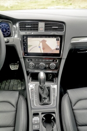 Spínače a ovladače jsou rozměrné a přehledně rozvržené. Také Golf Alltrack nabízí polosamočinné parkování
