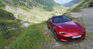 Mazda MX-5 na severní straně silnice Transfăgărășan s přehlednými úseky plnými zatáček