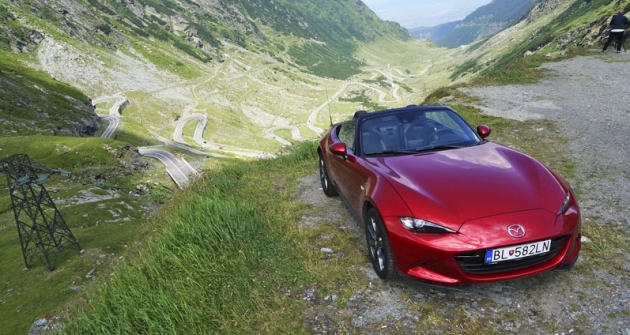 Mazda MX-5 na severní straně silnice Transfăgărășan s přehlednými úseky plnými zatáček Mazda MX-5 na severní straně silnice Transfăgărășan s přehlednými úseky plnými zatáček