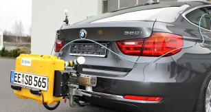 BMW 320i GT s instalovaným zařízením Dekra pro měření emisí NOx a pevných částic v reálném provozu (RDE)