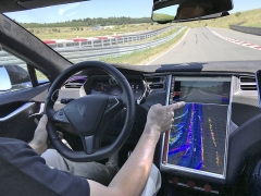 Automatizovaná jízda v prototypu Tesla Model S. Na displeji je znázorněno to, co automobil „vidí“ ve svém okolí