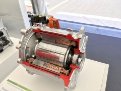Synchronní elektromotor Bosch SMG180 pohání přední kola