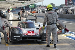 Nejrychlejší Porsche číslo 1 se zastavilo s náskokem třinácti okruhů necelé čtyři hodiny před koncem závodu (porucha motoru 2.0 V4 Turbo)