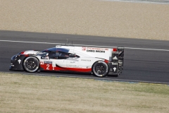 Vítězná posádka Earl Bamber, Brendon Hartley a Timo Bernhard sedlala Porsche 919 Hybrid číslo 2 a ujela 367 okruhů