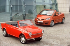 Mitsubishi Colt poslední generace (na snímku kabriolet CZC by Pininfarina) a jeho předchůdce Colt 600 z roku 1962