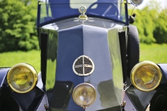 Znakem Renaultů zejména 20. let je zešikmená přední část. Chladič byl umístěn až za motorem