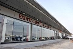 Ojetá Ferrari a Rolls-Royce v showroomu Abu Dhabi World Automobiles – oploceném areálu s pěti halami, každá o rozměrech 300 x 30 m s přilehlým parkovištěm 300 x 40 m. Haly hostí mnoho desítek showroomů s ojetými auty. Podobný Ajman Car Souq má rozlohu 600 x 220 m. Stovky krytých prodejních boxů nabízejí automobilové díly, občas i kompletní klasická auta